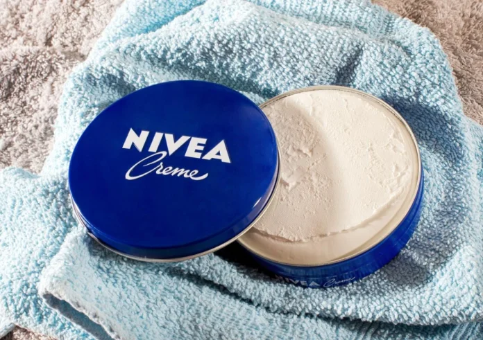 Το κόλπο με την κλασική Nivea που χαρίζει το glow στα μάτια που όλες θέλουμε